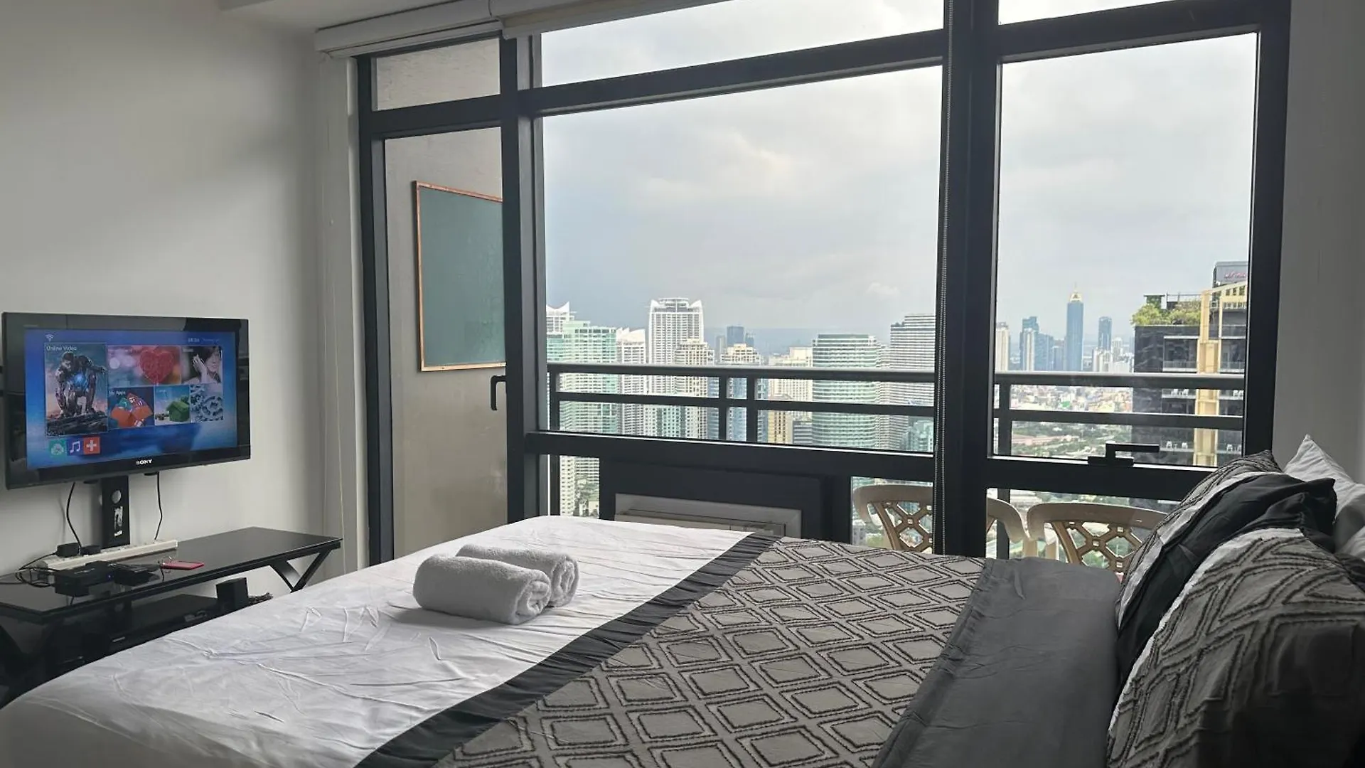 Bright Studio In Gramercy Residences Condo Manila 0*,